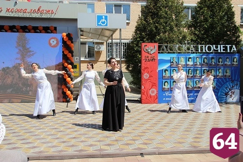 Герой России Александр Янклович поздравил с Днем Победы ветерана, проживающую в Энгельсском доме-интернате